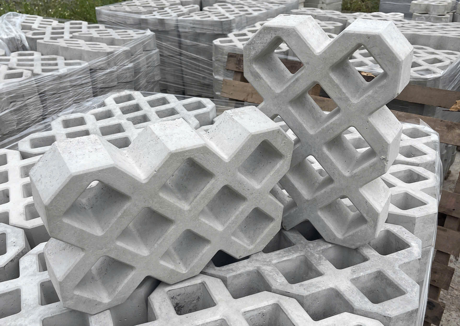 Gạch Trồng Cỏ, Lam Gió 8 Lỗ – Giải Pháp Tuyệt Vời Cho Công Trình Xanh
